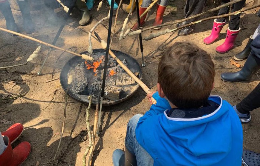 Buitenspeelactiviteiten voor kinderen op het MetZonderJas Weekend bij Landgoedcamping Het Meuleman